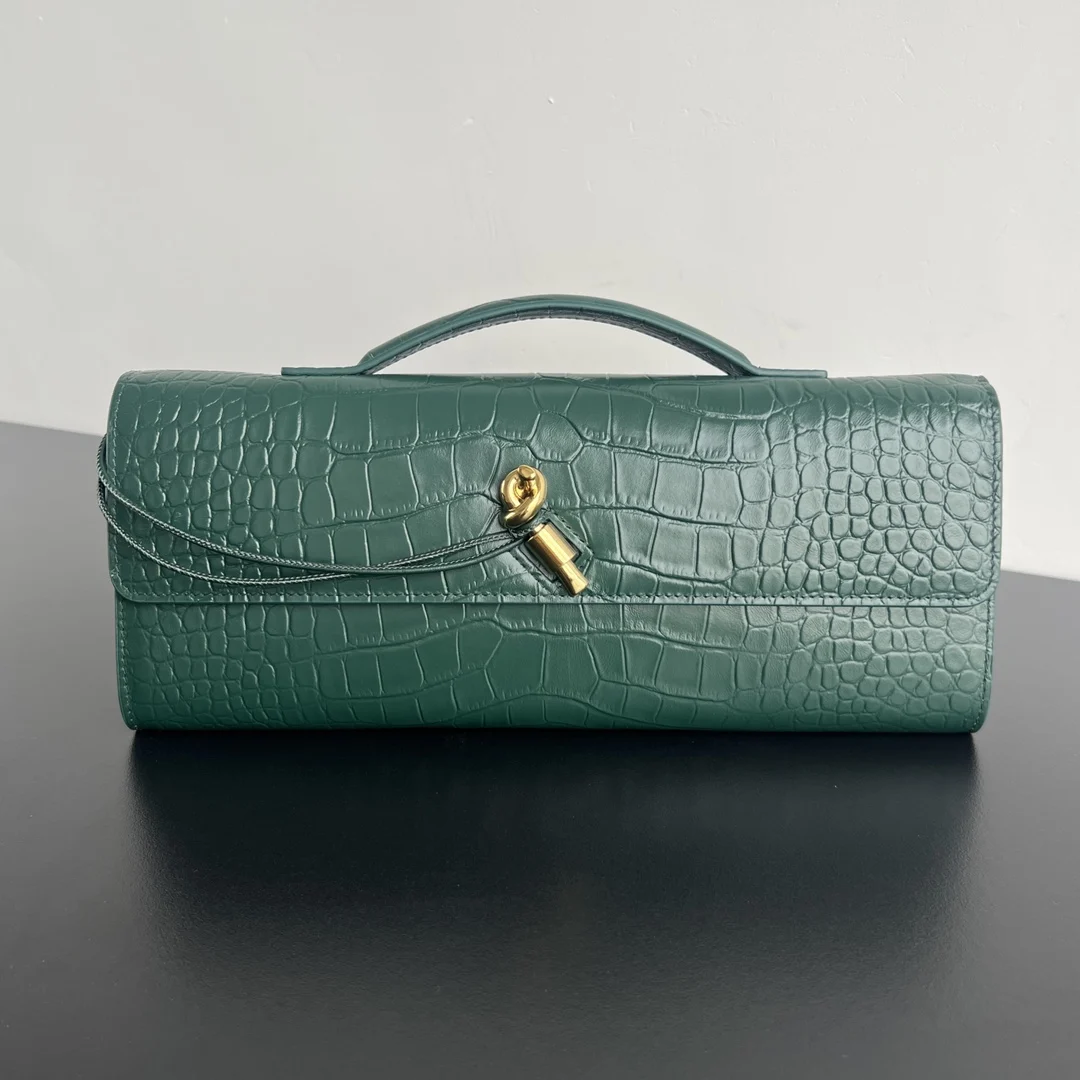 原单BV钱包|高仿BV钱包|精仿BV钱包|一比一BV钱包 Bv 鳄鱼纹 Clutch 长款手拿包 741511  配有提手 手拿包的设计体现了精致与高级的品味 采用精致工艺intreccio鳄鱼纹羊皮革  即可手拿也可手提或夹腋下 金属绳结点缀 散发出气质与高贵   内里配有卡槽隔层 是你日常生活的的好伴侣         无论你是走在红毯上还是参加晚宴 它都会为你增添一份独特的魅力 尺寸 31x13x3