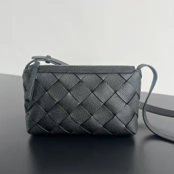  Bv新品 Diago男士斜挎包   837112   其实男生真的很看重 实用性 高级感 这只Diago真的可以必眼入 包身由一整块编织皮革打造 包带从包身内侧连结 使包身外部光滑无缝 需要工匠师傅在木制模具上完成 采用进口颗粒纹牛皮 皮质柔软又细腻 内部采用帆布衬里 设有拉链隔层 容量足够日常需求 方方正正的包型真的很好搭配 街头感直接拉满   尺寸 25x15x5