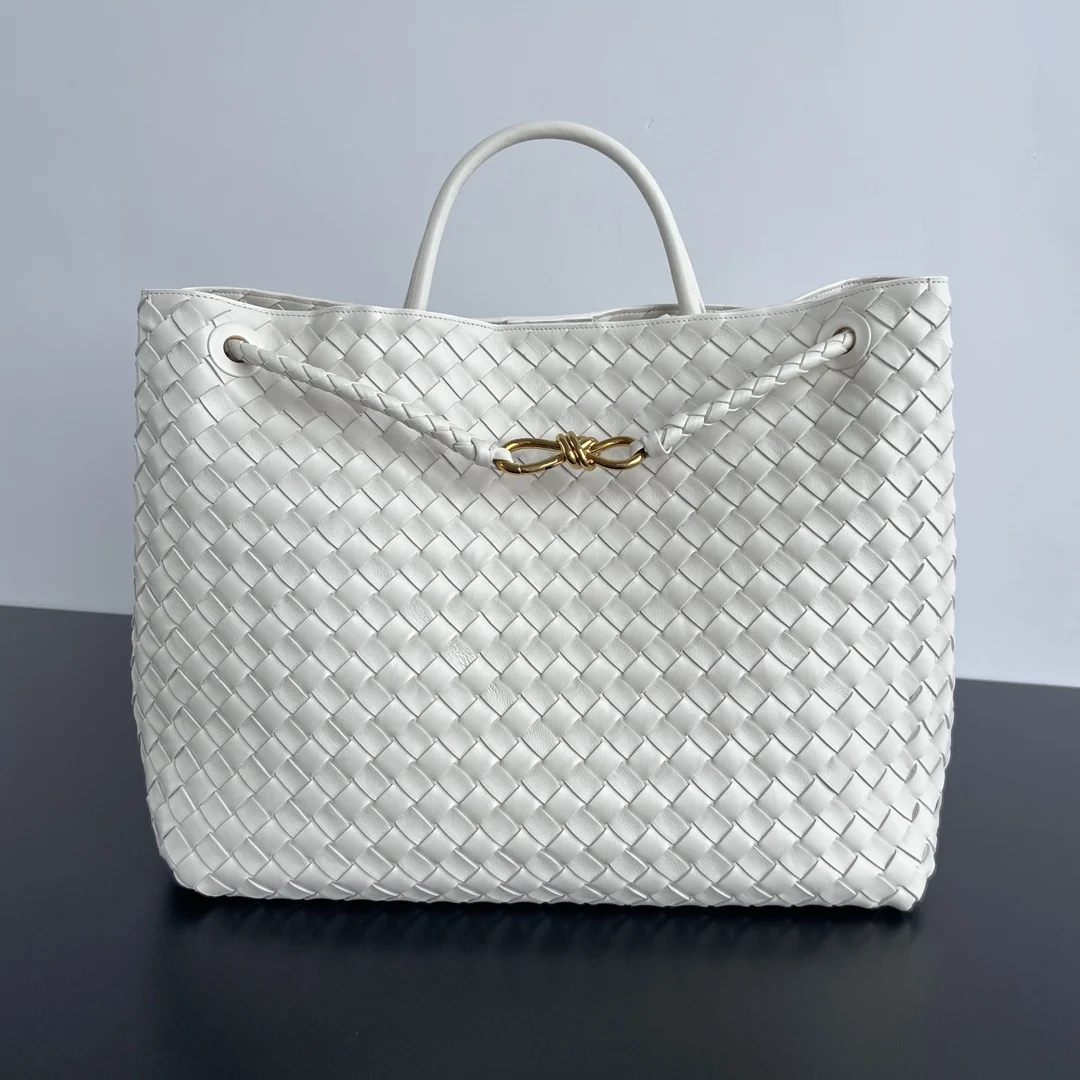 原单BV女包|高仿BV女包|精仿BV女包|一比一BV女包 Bottega Veneta 2023春夏新款Andiamo手袋  众多明星同款  743575  经典的全身皮革编织搭配金色绳结扣 够沉稳也够潇洒整体皆由Nappa羊皮革制成 舒适柔软且富有动感 可滑动的金属绳结扣可以调整肩带 单肩 手伶 斜挎 多种背法 包身容量大 通勤 日常 出游都很合适 这款包分为小号 中号  大号 总有一款适合你  那就带我走叭  尺寸:45*22*34