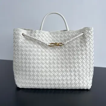  Bottega Veneta 2023春夏新款Andiamo手袋  众多明星同款  743575  经典的全身皮革编织搭配金色绳结扣 够沉稳也够潇洒整体皆由Nappa羊皮革制成 舒适柔软且富有动感 可滑动的金属绳结扣可以调整肩带 单肩 手伶 斜挎 多种背法 包身容量大 通勤 日常 出游都很合适 这款包分为小号 中号  大号 总有一款适合你  那就带我走叭  尺寸:45*22*34