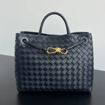  Bottega Veneta 2023春夏新款Andiamo手袋  众多明星同款  743572  经典的全身皮革编织搭配金色绳结扣 够沉稳也够潇洒整体皆由Nappa羊皮革制成 舒适柔软且富有动感 可滑动的金属绳结扣可以调整肩带 单肩 手伶 斜挎 多种背法 包身容量大 通勤 日常 出游都很合适 这款包分为小号 中号  大号 总有一款适合你  那就带我走叭  尺寸:32.5x24x12