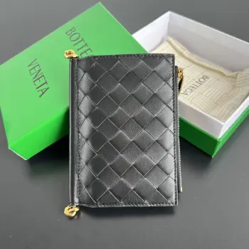BV新品 Solstice系列短款钱包 806078 经典编织皮革搭配金属配件细节 让外观更具有设计感和完整性 柔软舒适牛皮材质 光泽感十足 翻盖手柄位置由管状kont金属搭配 冲击视觉效果 按扣开合  内里隔层有序 即可以放现金又可以放卡 实用又有个性的钱包就是王道  尺寸 14.5*11*2cm