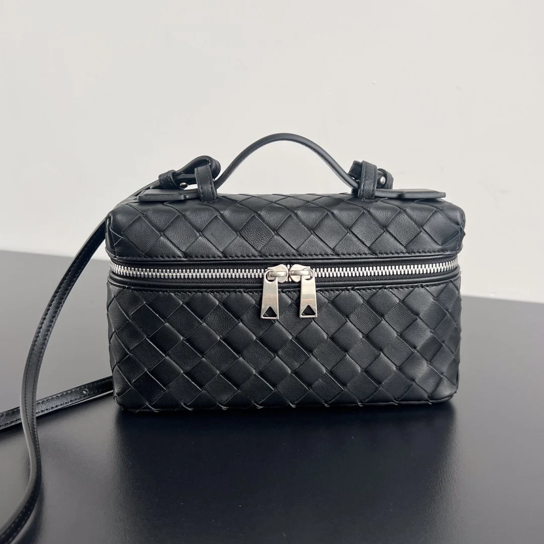 原单BV女包|高仿BV女包|精仿BV女包|一比一BV女包 BV新款  Vanity Case 绳带化妆包 789109 是一只超实用又很有型的盒子化妆包呀 采用品牌最经典的牛皮编织 搭配双向拉链开合 整体风格复古而优雅 顶部可提手 肩带可随意调节 手提优雅气质 斜挎休闲随性 解锁各种凹造型场景  尺寸 22x12.5x5
