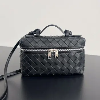  BV新款  Vanity Case 绳带化妆包 789109 是一只超实用又很有型的盒子化妆包呀 采用品牌最经典的牛皮编织 搭配双向拉链开合 整体风格复古而优雅 顶部可提手 肩带可随意调节 手提优雅气质 斜挎休闲随性 解锁各种凹造型场景  尺寸 22x12.5x5