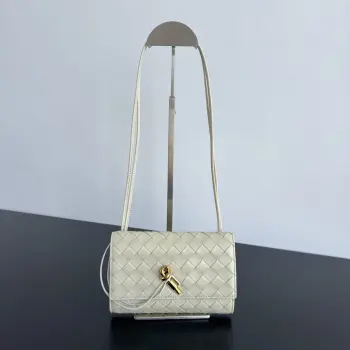 BV新品  Andiamo信封斜挎包   836940 Andiamo家族又来新成员啦 小版的Mini造型精致可爱 整个包型采用了intrecciato编织工艺 小羊皮革 搭配标志性的缪斯黄铜金属绳结扣开合真的很细节  内里设有一个隔层和2个卡槽位 装下手机 卡片和日常小物毫无压力 可拆卸肩带设计 随心切换 白天斜挎轻便出街 晚上变身优雅手拿包 实用即实背 尺寸 19x13x2