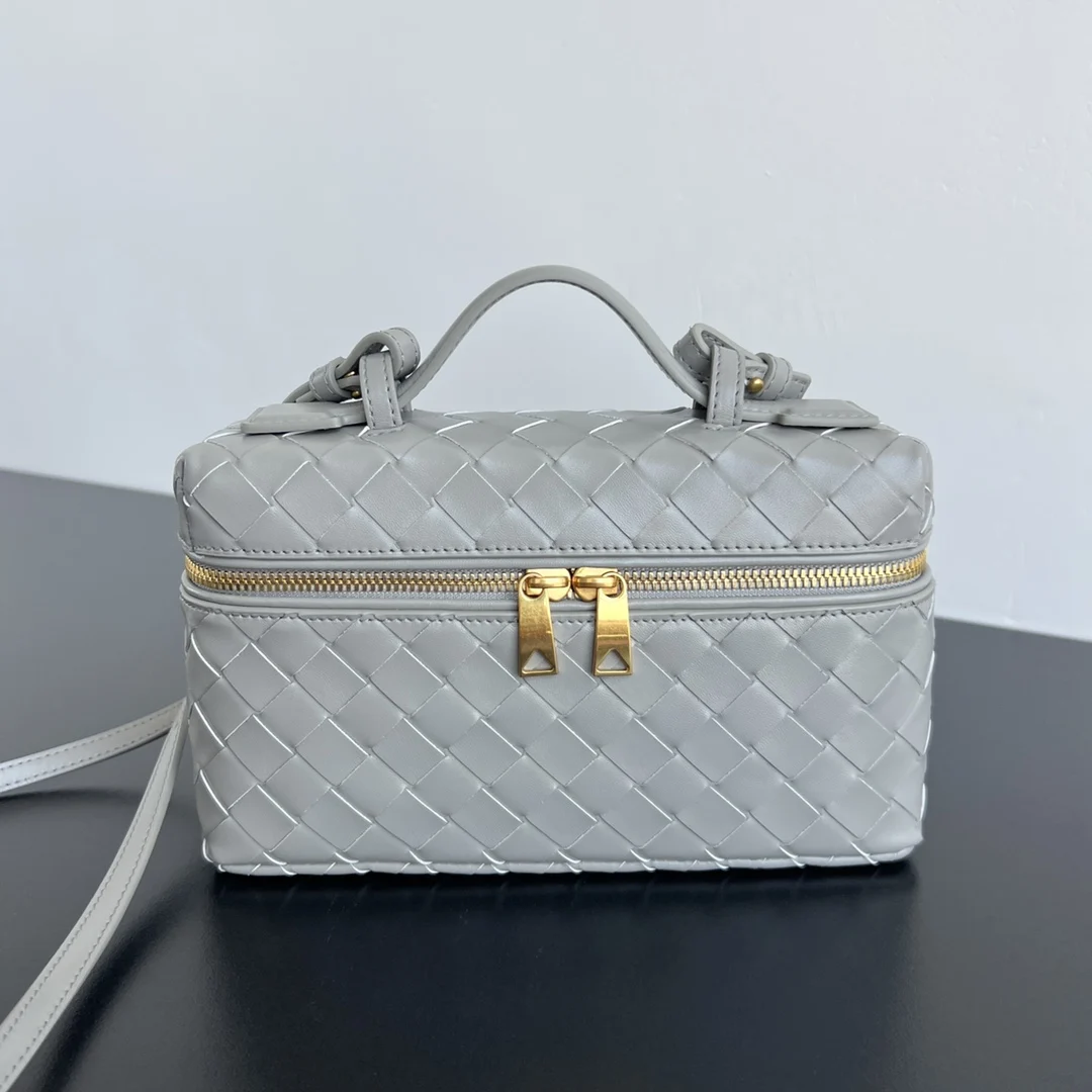 原单BV女包|高仿BV女包|精仿BV女包|一比一BV女包 BV新款  Vanity Case 绳带化妆包 789109 是一只超实用又很有型的盒子化妆包呀 采用品牌最经典的牛皮编织 搭配双向拉链开合 整体风格复古而优雅 顶部可提手 肩带可随意调节 手提优雅气质 斜挎休闲随性 解锁各种凹造型场景  尺寸 22x12.5x5