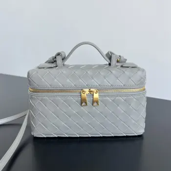  BV新款  Vanity Case 绳带化妆包 789109 是一只超实用又很有型的盒子化妆包呀 采用品牌最经典的牛皮编织 搭配双向拉链开合 整体风格复古而优雅 顶部可提手 肩带可随意调节 手提优雅气质 斜挎休闲随性 解锁各种凹造型场景  尺寸 22x12.5x5
