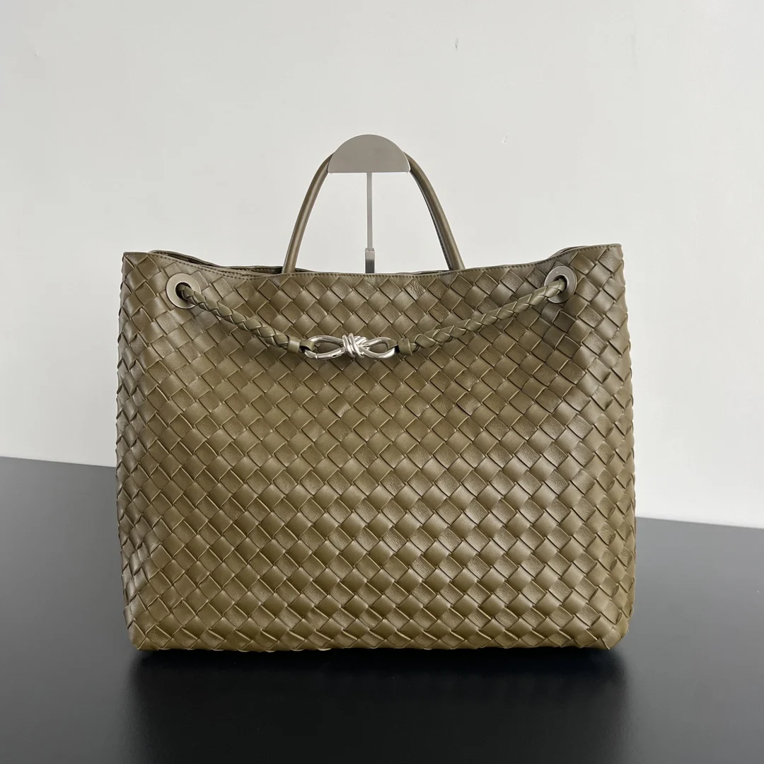 原单BV女包|高仿BV女包|精仿BV女包|一比一BV女包 Bottega Veneta 2023春夏新款Andiamo手袋  众多明星同款  743575  经典的全身皮革编织搭配金色绳结扣 够沉稳也够潇洒整体皆由Nappa羊皮革制成 舒适柔软且富有动感 可滑动的金属绳结扣可以调整肩带 单肩 手伶 斜挎 多种背法 包身容量大 通勤 日常 出游都很合适 这款包分为小号 中号  大号 总有一款适合你  那就带我走叭  尺寸:45*22*34