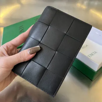 B家 新款cassette护照夹   777046  经典的编织元素是bv的标志  由羊皮和内里牛皮组成 柔软适中  质感耐用耐造 除了放护照 还可以放下卡片证件 和少量现金 小巧精致 超级适合旅行时使用 编织是该牌子永远的经典存在 尺寸 13.6x10.5