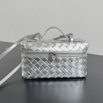  BV新款  Vanity Case 绳带化妆包 789109 圣诞限定款 木纹烫印编织搭配金银色系 贵气感炸裂 是一只超实用又很有型的盒子化妆包呀 羊皮革材质 质感超柔软舒适 搭配双向拉链开合 整体风格复古而优雅 顶部可提手 肩带可随意调节 手提优雅气质 斜挎休闲随性 解锁各种凹造型场景  尺寸 22x12.5x5