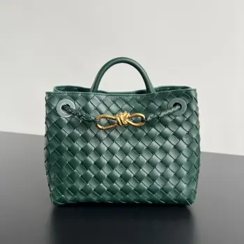  Bottega Veneta 2023春夏新款Andiamo手袋  众多明星同款  743568  经典的全身皮革编织搭配金色绳结扣 够沉稳也够潇洒整体皆由Nappa羊皮革制成 舒适柔软且富有动感 可滑动的金属绳结扣可以调整肩带 单肩 手伶 斜挎 多种背法 包身容量大 通勤 日常 出游都很合适 这款包分为小号 中号  大号 总有一款适合你  那就带我走叭  尺寸:25x22x10.5