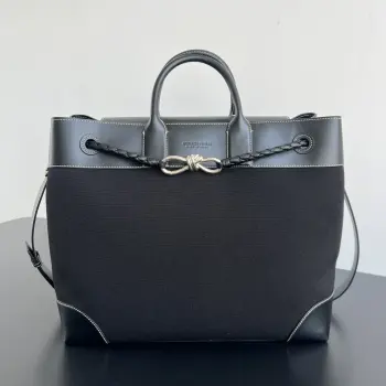 BV新品 Andiamo中性风格 827066  黑色帆布拼皮 轻盈实用又时髦 妥妥的松弛商务潮男 包身上部运用黑色帆布与缝线光滑皮革视觉上的对比 增添了设计的层次感 搭配可滑动的金属绳结扣  让包包在简约中透露出精致细节  内里容量大 轻松解决日常东西爆满 周末小旅行的烦恼 无论是职场的干练套装 还是日常休闲服饰 都能与之完美搭配 高级大气的造型风格  尺寸 43*39*20