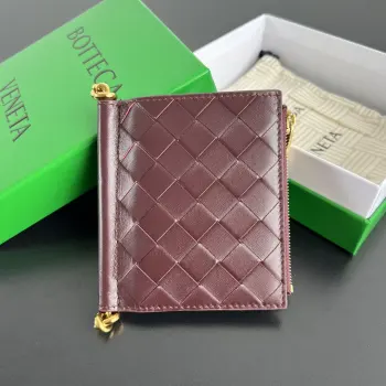 BV新品 Solstice系列短款钱包 788055 经典编织皮革搭配金属配件细节 让外观更具有设计感和完整性 柔软舒适牛皮材质 光泽感十足 翻盖手柄位置由管状kont金属搭配 冲击视觉效果 按扣开合  内里隔层有序 即可以放现金又可以放卡 实用又有个性的钱包就是王道  尺寸 11.5*10*1cm