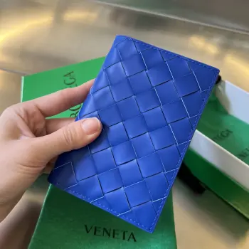 B家 新款护照夹607482  经典的编织元素是bv的标志  由牛皮制成 触感很柔软 耐用耐造 除了放护照 还可以放下卡片证件 和少量现金 小巧精致 国门大开放 护照夹必备单品 超级适合旅行时使用 编织是该牌子永远的经典存在 尺寸 13.3x9.5