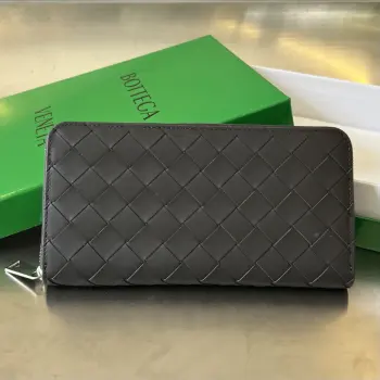  Bv 男士编织钱包 593217  经典编织牛皮制成 柔软舒适  有质感 内部细致的分隔设计和高品质的内衬材料 确保了钱包的耐用性和整齐有序 可以存放现金 卡片 和其他小物品 非常的实用 出门带上它足够  这款钱包绝对是您的最佳选择  尺寸 19x10x2