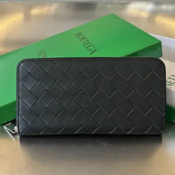  Bv 男士编织钱包 593217  经典编织牛皮制成 柔软舒适  有质感 内部细致的分隔设计和高品质的内衬材料 确保了钱包的耐用性和整齐有序 可以存放现金 卡片 和其他小物品 非常的实用 出门带上它足够  这款钱包绝对是您的最佳选择  尺寸 19x10x2