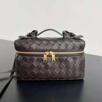  BV新款  Vanity Case 绳带化妆包 789109 是一只超实用又很有型的盒子化妆包呀 采用品牌最经典的牛皮编织 搭配双向拉链开合 整体风格复古而优雅 顶部可提手 肩带可随意调节 手提优雅气质 斜挎休闲随性 解锁各种凹造型场景  尺寸 22x12.5x5
