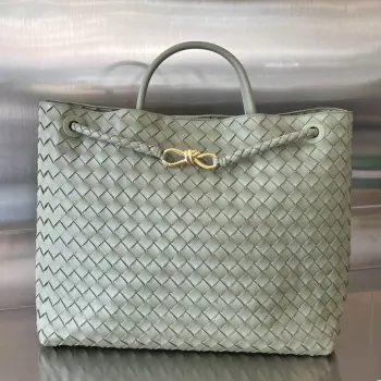  Bottega Veneta 2023春夏新款Andiamo手袋  众多明星同款  743575  经典的全身皮革编织搭配金色绳结扣 够沉稳也够潇洒整体皆由Nappa羊皮革制成 舒适柔软且富有动感 可滑动的金属绳结扣可以调整肩带 单肩 手伶 斜挎 多种背法 包身容量大 通勤 日常 出游都很合适 这款包分为小号 中号  大号 总有一款适合你  那就带我走叭  尺寸:45*22*34