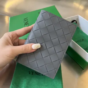 B家 新款护照夹607482  经典的编织元素是bv的标志  由牛皮制成 触感很柔软 耐用耐造 除了放护照 还可以放下卡片证件 和少量现金 小巧精致 国门大开放 护照夹必备单品 超级适合旅行时使用 编织是该牌子永远的经典存在 尺寸 13.3x9.5