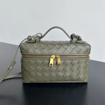  BV新款  Vanity Case 绳带化妆包 789109 是一只超实用又很有型的盒子化妆包呀 采用品牌最经典的牛皮编织 搭配双向拉链开合 整体风格复古而优雅 顶部可提手 肩带可随意调节 手提优雅气质 斜挎休闲随性 解锁各种凹造型场景  尺寸 22x12.5x5