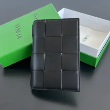 B家 新款cassette护照夹   777046  经典的编织元素是bv的标志  由羊皮和内里牛皮组成 柔软适中  质感耐用耐造 除了放护照 还可以放下卡片证件 和少量现金 小巧精致 超级适合旅行时使用 编织是该牌子永远的经典存在 尺寸 13.6x10.5