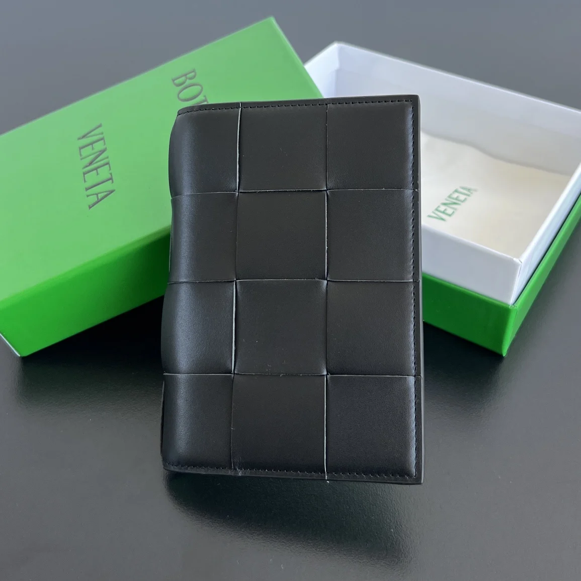 B家 新款cassette护照夹 777046 经典的编织元素是bv的标志 由羊皮和内里牛皮组成 柔软适中 质感耐用耐造 除了放护照 还可以放下卡片证件 和少量现金 小巧精致 超级适合旅行时使用 编织是该牌子永远的经典存在 尺寸 13.6x10.5