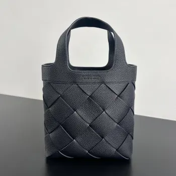  BV 新品 Tote Diago 837364 整体风格简约高级 没有过多繁杂装饰 却凭借独特的工艺和质感脱颖而出 包身采用质感细腻粒面牛皮革 不仅触感舒适 还具有一定的耐磨性 提升包包的耐用度 同时给人一种低调奢华的视觉感受 包包提手与包身自然衔接 配有随意拆卸肩带 即适合日常休闲场合 也能在正式的场合展现出优雅的气质 沉稳大气 又不会过于张扬  尺寸 25x22x7