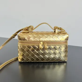  BV新款  Vanity Case 绳带化妆包 789109 金属光泽感超吸睛 节日氛围感狠狠拿捏  采用品牌最经典的牛皮编织 搭配双向拉链开合 整体风格复古而优雅 顶部可提手 肩带可随意调节 手提优雅气质 斜挎休闲随性 解锁各种凹造型场景  尺寸 22x12.5x5