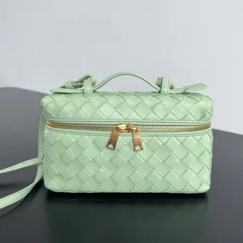  BV新款  Vanity Case 绳带化妆包 789109 是一只超实用又很有型的盒子化妆包呀 采用品牌最经典的牛皮编织 搭配双向拉链开合 整体风格复古而优雅 顶部可提手 肩带可随意调节 手提优雅气质 斜挎休闲随性 解锁各种凹造型场景  尺寸 22x12.5x5