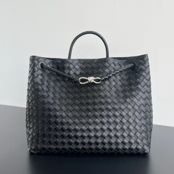  Bottega Veneta 2023春夏新款Andiamo手袋  众多明星同款  743575  经典的全身皮革编织搭配金色绳结扣 够沉稳也够潇洒整体皆由Nappa羊皮革制成 舒适柔软且富有动感 可滑动的金属绳结扣可以调整肩带 单肩 手伶 斜挎 多种背法 包身容量大 通勤 日常 出游都很合适 这款包分为小号 中号  大号 总有一款适合你  那就带我走叭  尺寸:45*22*34