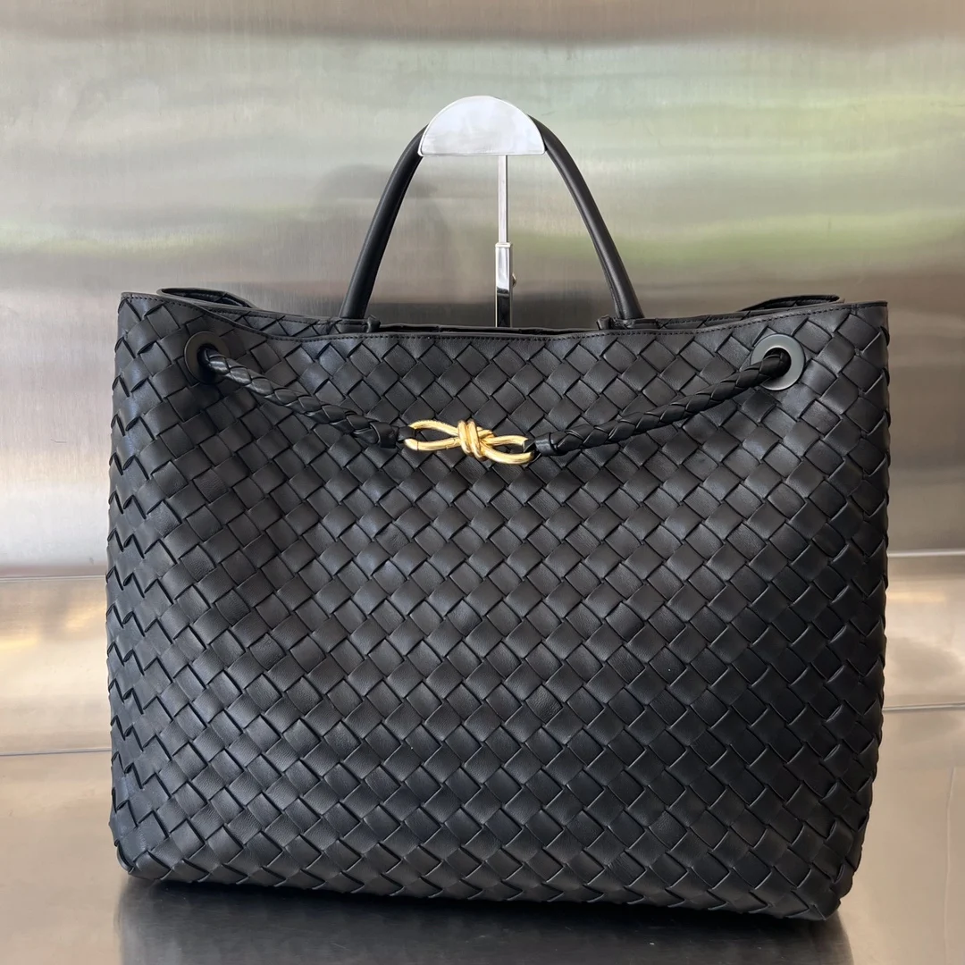 原单BV女包|高仿BV女包|精仿BV女包|一比一BV女包Bottega Veneta 2023春夏新款Andiamo手袋  众多明星同款  743575  经典的全身皮革编织搭配金色绳结扣 够沉稳也够潇洒整体皆由Nappa羊皮革制成 舒适柔软且富有动感 可滑动的金属绳结扣可以调整肩带 单肩 手伶 斜挎 多种背法 包身容量大 通勤 日常 出游都很合适 这款包分为小号 中号  大号 总有一款适合你  那就带我走叭  尺寸:45*22*34