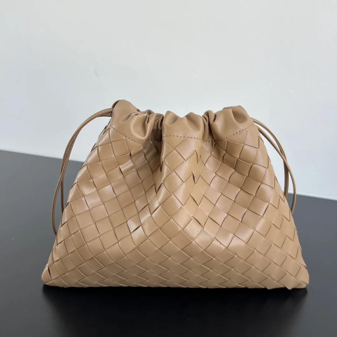 原单BV女包|高仿BV女包|精仿BV女包|一比一BV女包 Bv 新款  抽绳Dustbag 垃圾袋   796728  垃圾袋真的好搭 慵懒自在的随意感 以经典编织设计 塑造时尚界的不败单品  束口的抽绳设计自然开口褶皱感和柔嫩牛皮光滑细腻 处处透露着这只包的慵懒精致感  不仅自重轻容量也很足哦 想要一个松弛感十足的包包 就入手这个能让你快乐的垃圾袋叭 尺寸 32x23