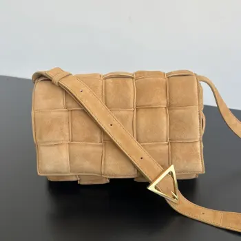  B家Cassette bag卡带包 70026 1胖胖的卡带超可爱 这一系列超级时髦洋气 麂皮手感软软的超好 皮质高级 撑起整个造型的格调 手感真是让人太惊喜了  手工加宽编织效果更加简约有格调 即有颜值又有容量 整体设计带有法式的优雅风格 复古浪漫 胖胖的 身型 又不失可爱 背上它一定比别人更好看      尺寸25x15x4