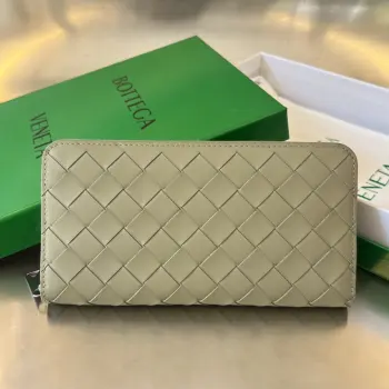  Bv 男士编织钱包 593217  经典编织牛皮制成 柔软舒适  有质感 内部细致的分隔设计和高品质的内衬材料 确保了钱包的耐用性和整齐有序 可以存放现金 卡片 和其他小物品 非常的实用 出门带上它足够  这款钱包绝对是您的最佳选择  尺寸 19x10x2