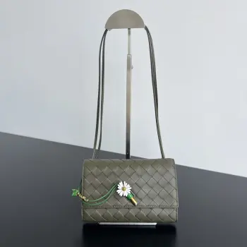 BV新品  Andiamo小皱菊斜挎包  838870 精致俏皮的信封斜挎包 点缀着一朵绽放的小皱菊显的好有生命力 限量的工艺和编织羊皮打造 闭合扣以皱菊花朵替代 是浪漫的小心机 实用与美学同频 装的下日常琐碎 也装的下优雅与松弛的风格 背它出门 让每一步都像在春日里花园漫步   尺寸 19x13x2