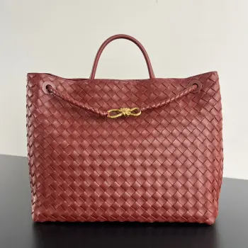  Bottega Veneta 2023春夏新款Andiamo手袋  众多明星同款  743575  经典的全身皮革编织搭配金色绳结扣 够沉稳也够潇洒整体皆由Nappa羊皮革制成 舒适柔软且富有动感 可滑动的金属绳结扣可以调整肩带 单肩 手伶 斜挎 多种背法 包身容量大 通勤 日常 出游都很合适 这款包分为小号 中号  大号 总有一款适合你  那就带我走叭  尺寸:45*22*34