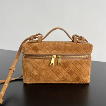  BV新款  Vanity Case 麂皮化妆包 789109 是一只超实用又很有型的盒子化妆包呀 采用品牌最经典的牛皮编织 搭配双向拉链开合 整体风格复古而优雅 顶部可提手 肩带可随意调节 手提优雅气质 斜挎休闲随性 解锁各种凹造型场景  尺寸 22x12.5x5