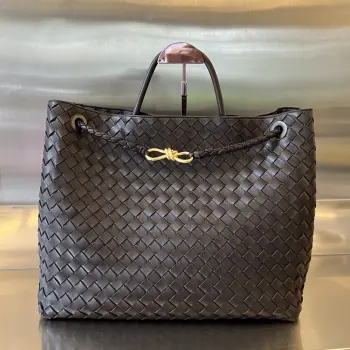 Bottega Veneta 2023春夏新款Andiamo手袋  众多明星同款  743575  经典的全身皮革编织搭配金色绳结扣 够沉稳也够潇洒整体皆由Nappa羊皮革制成 舒适柔软且富有动感 可滑动的金属绳结扣可以调整肩带 单肩 手伶 斜挎 多种背法 包身容量大 通勤 日常 出游都很合适 这款包分为小号 中号  大号 总有一款适合你  那就带我走叭  尺寸:45*22*34