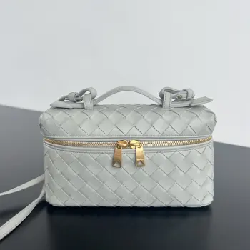  BV新款  Vanity Case 绳带化妆包 789109 是一只超实用又很有型的盒子化妆包呀 采用品牌最经典的牛皮编织 搭配双向拉链开合 整体风格复古而优雅 顶部可提手 肩带可随意调节 手提优雅气质 斜挎休闲随性 解锁各种凹造型场景  尺寸 22x12.5x5
