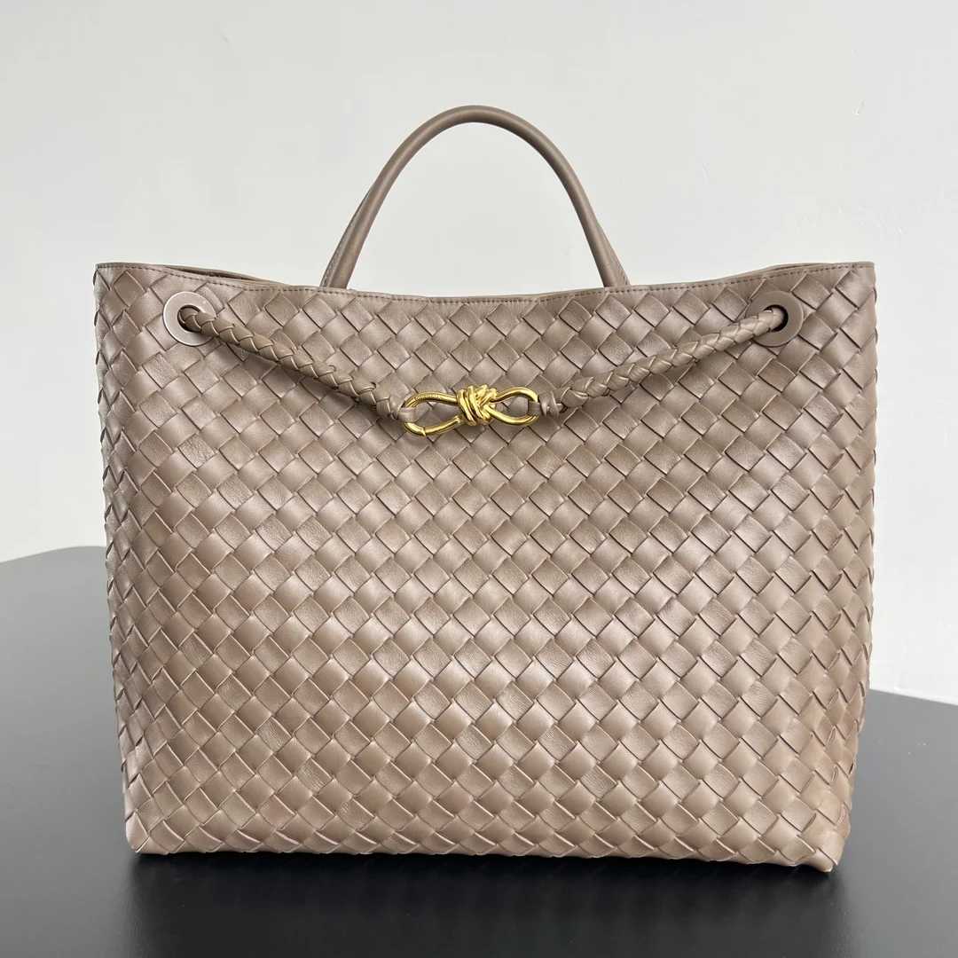 原单BV女包|高仿BV女包|精仿BV女包|一比一BV女包 Bottega Veneta 2023春夏新款Andiamo手袋  众多明星同款  743575  经典的全身皮革编织搭配金色绳结扣 够沉稳也够潇洒整体皆由Nappa羊皮革制成 舒适柔软且富有动感 可滑动的金属绳结扣可以调整肩带 单肩 手伶 斜挎 多种背法 包身容量大 通勤 日常 出游都很合适 这款包分为小号 中号  大号 总有一款适合你  那就带我走叭  尺寸:45*22*34