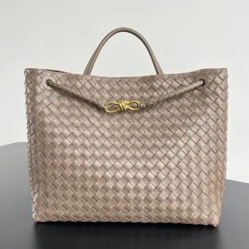  Bottega Veneta 2023春夏新款Andiamo手袋  众多明星同款  743575  经典的全身皮革编织搭配金色绳结扣 够沉稳也够潇洒整体皆由Nappa羊皮革制成 舒适柔软且富有动感 可滑动的金属绳结扣可以调整肩带 单肩 手伶 斜挎 多种背法 包身容量大 通勤 日常 出游都很合适 这款包分为小号 中号  大号 总有一款适合你  那就带我走叭  尺寸:45*22*34