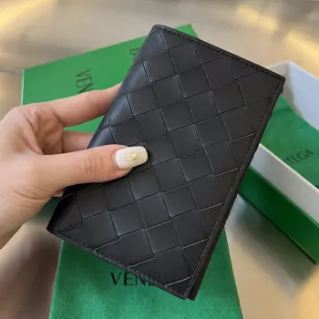  B家 新款拼色护照夹 629679  牛皮制成 表里如一高品质编织工艺  整只非常有型手感舒适 内里可收纳几张卡 护照夹 还可以放少许现金 重要的卡类通通归纳 超级方便的一款护照夹 说走就走的旅行 可以什么都不带 但一定需要带上小巧精致的护照夹 帮你搞定一切  尺寸 13.3x9.5