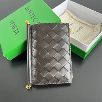 BV新品 Solstice系列短款钱包 806078 经典编织皮革搭配金属配件细节 让外观更具有设计感和完整性 柔软舒适牛皮材质 光泽感十足 翻盖手柄位置由管状kont金属搭配 冲击视觉效果 按扣开合  内里隔层有序 即可以放现金又可以放卡 实用又有个性的钱包就是王道  尺寸 14.5*11*2cm