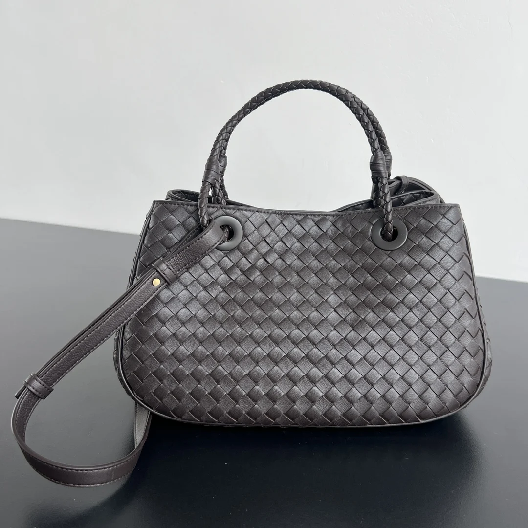 原单BV女包|高仿BV女包|精仿BV女包|一比一BV女包 BV新品 Basket 手提包  836261 2002年复刻款Basket经典重现 可盐可甜 让人爱不释手 经典小编织纹理精致高级 包身干干净净  包内刻有创始年份和预分配编号的缪斯黄铜金属铭牌 采用Napa小羊皮柔软细腻 配有编织手提肩带和可调节可拆卸斜挎带 内里两个隔层中间带有拉链口袋 磁吸开口 从质感到实用性都非常可  百搭时髦而且超级轻便  BV粉必入  尺寸 31x18.5x16