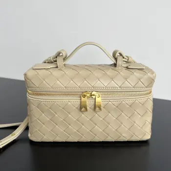  BV新款  Vanity Case 绳带化妆包 789109 是一只超实用又很有型的盒子化妆包呀 采用品牌最经典的牛皮编织 搭配双向拉链开合 整体风格复古而优雅 顶部可提手 肩带可随意调节 手提优雅气质 斜挎休闲随性 解锁各种凹造型场景  尺寸 22x12.5x5
