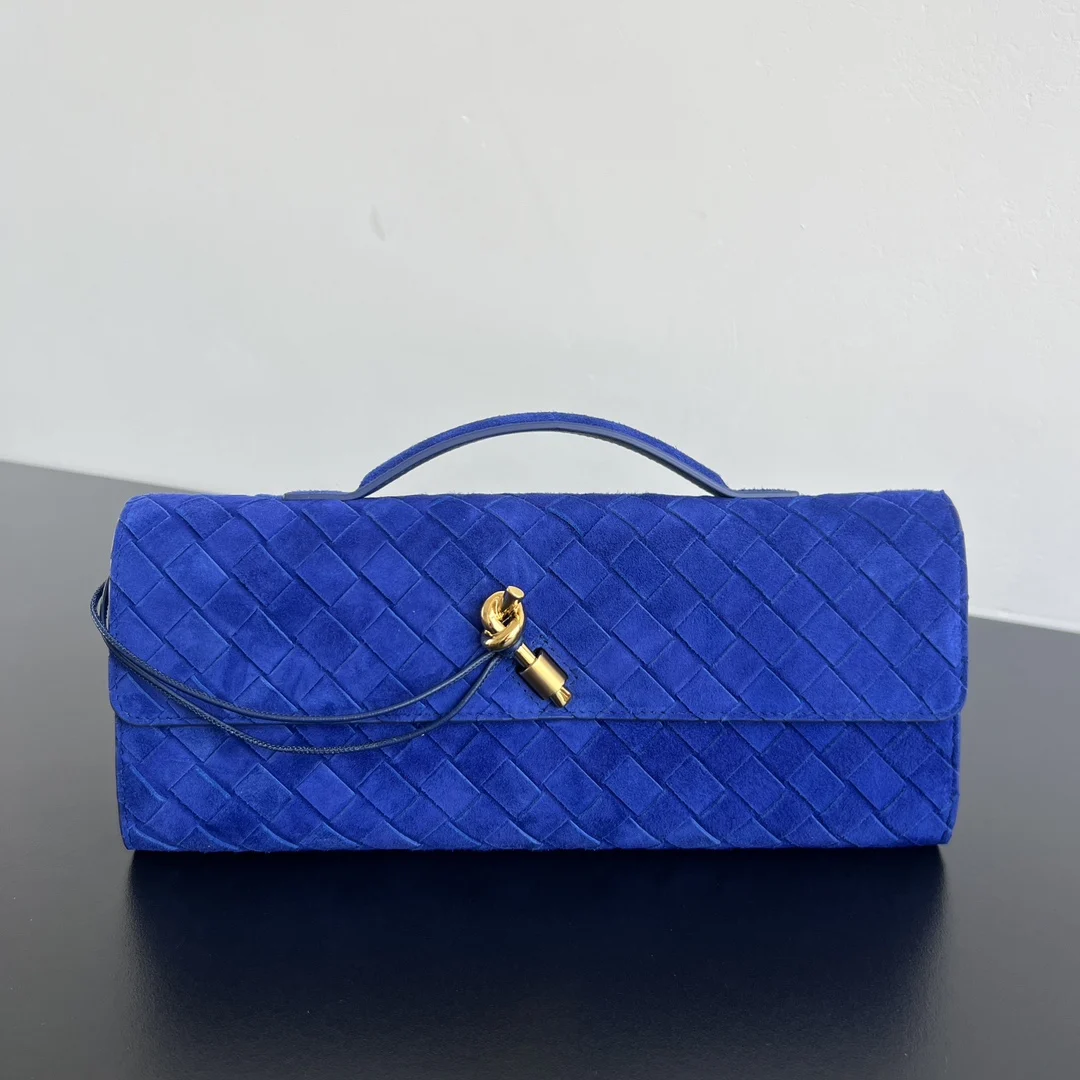 原单BV钱包|高仿BV钱包|精仿BV钱包|一比一BV钱包 Bv Clutch 长款手拿包 741511  配有提手 手拿包的设计体现了精致与高级的品味 采用精致工艺intreccio编织反绒  即可手拿也可手提或夹腋下 金属绳结点缀 散发出气质与高贵   内里配有拉链隔层 是你日常生活的的好伴侣         无论你是走在红毯上还是参加晚宴 它都会为你增添一份独特的魅力 尺寸 31x13x3