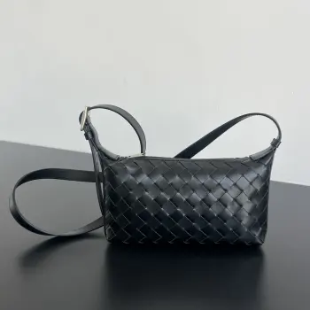  Bv 新品 Traveler手机包   844018  质感拉满的一个轻盈斜挎小包 中性风不管男女生都轻松驾驭 采用经典编织工艺 手感细腻牛皮革材质 又轻又耐用 表面光泽柔和  拉链开合设计 内里设有一个主隔层和一个卡槽位 足够收纳日常物品 肩带可任意调节 可以搭配一些Bv小挂饰 不管任何的穿搭都可以很时髦   尺寸 20x12x5.5