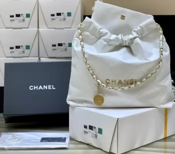 纯原厂  号2022cc 春夏火爆22 bag垃圾袋中号正品 37000购入独家原厂方框小牛皮本季最火最值得入手的系列 它的名字叫22 bag 小香凡是以数字命名的都必火爆也一定会成为经典超级时尚和大气 非常好搭配 那就对啦背上就是顶流 中号编号AS3261尺寸39x42x8cm