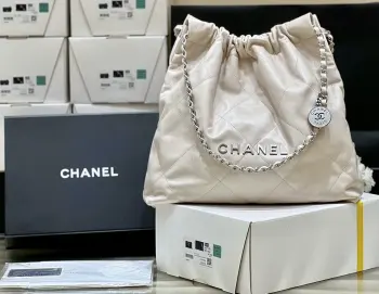 纯原厂  23 p新颜色 22 bag中号正品 42500购入独家原厂方框小牛皮本季最火最值得入手的系列 它的名字叫22 bag 小香凡是以数字命名的都必火爆也一定会成为经典超级时尚和大气 非常好搭配 那就对啦背上就是顶流 中号编号AS3261尺寸39x42x8cm