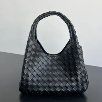 BV新品 Campana手袋  854248  经典回归的Campana手袋复古有魅力  灵感来源04年的经典馆藏 每一根皮条都是用两层Nappa小羊皮制成  展现着内外全编织的极致工艺 包身超级轻盈 采用皮革系带开合 配有隐藏式磁扣 拥有两种形态可切换 容量大到惊人 不管是日常出行 还是旅行放各种小物   都能轻松搞定 通勤约会两手抓 随手拎出法式慵懒  尺寸 28x16x15